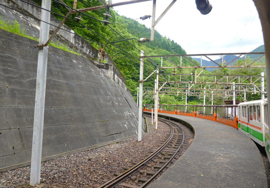 森石駅を通過中