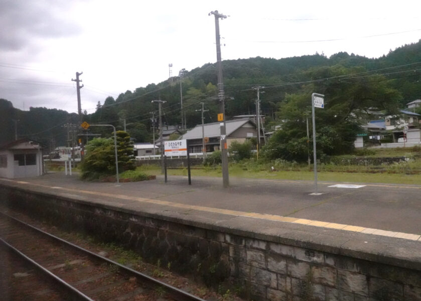 特急ひだ３号・飛騨金山駅を通過