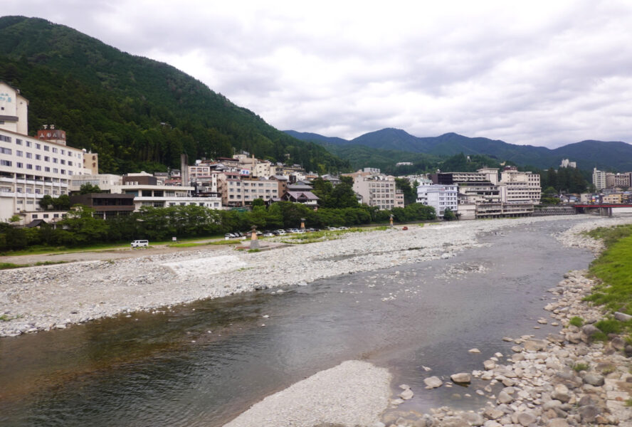 飛騨川に架かる鉄橋上から下呂市内