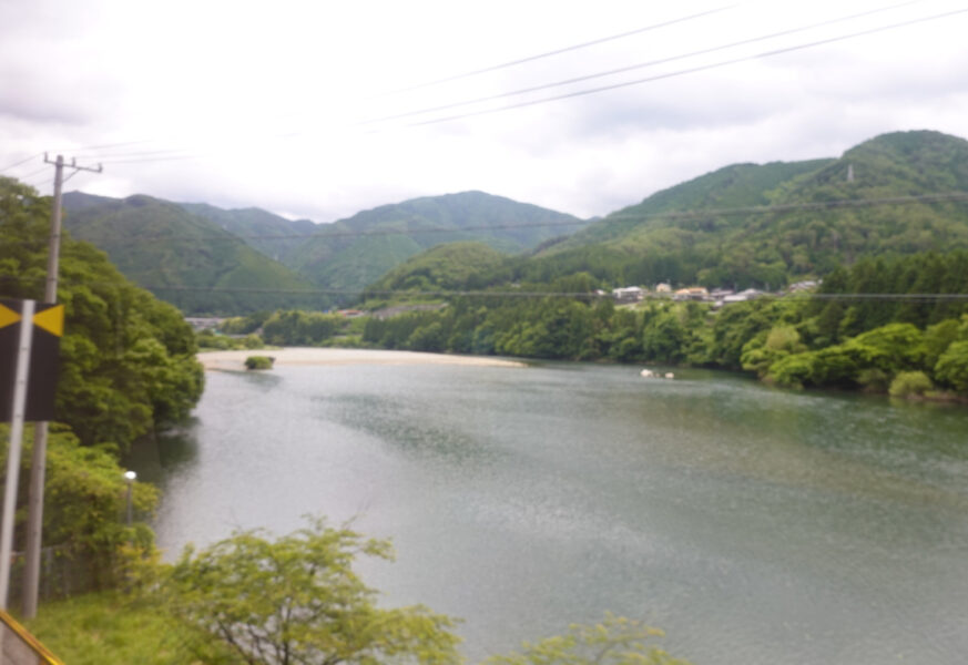 飛騨川と並走