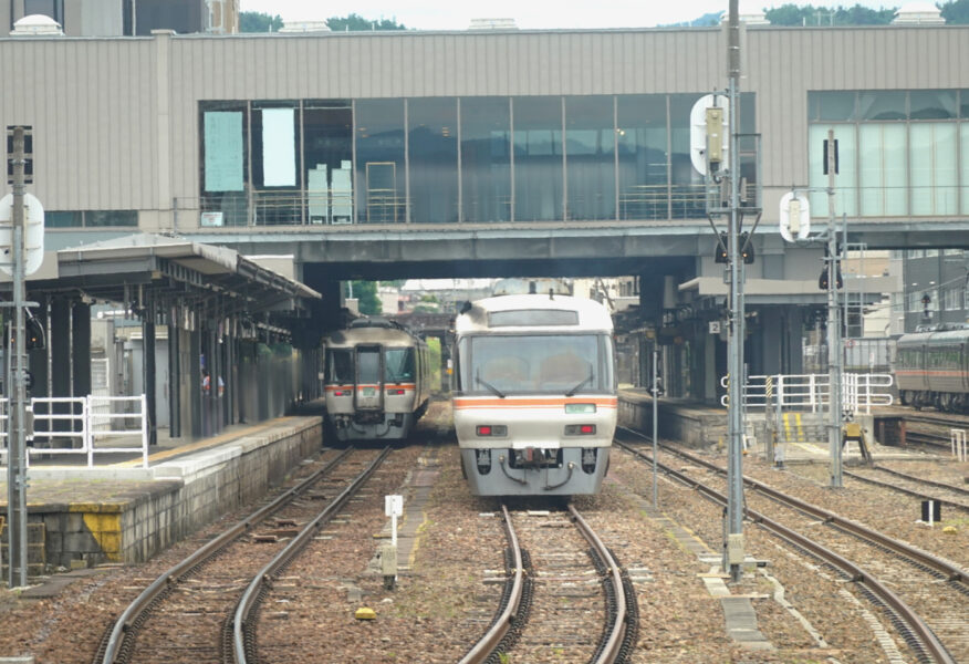 高山駅を出発する特急ひだ３号富山行き