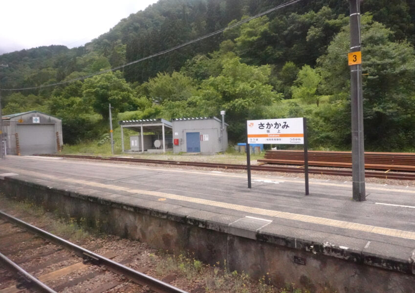 坂上駅を通過中の特急ひだ３号