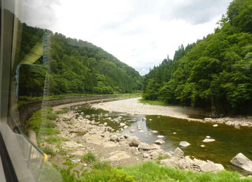 山間区間を走行する特急ひだ３号