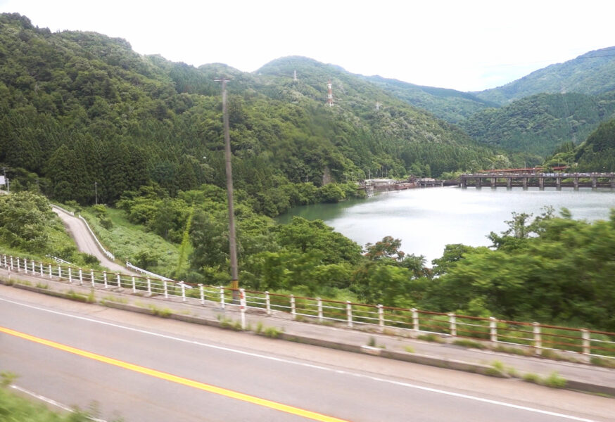 神通川と並走する高山本線（特急ひだ３号）