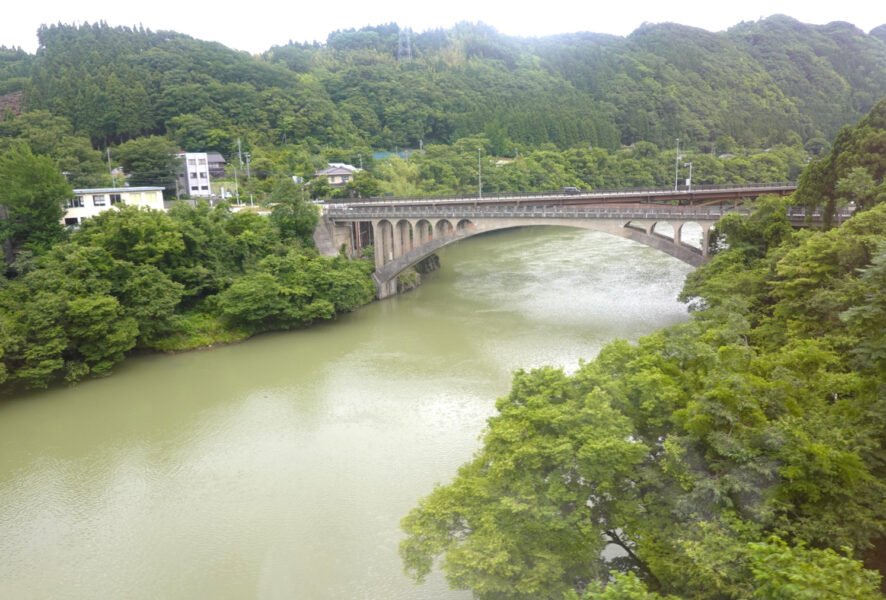 神通川に架かる鉄橋を渡る特急ひだ３号