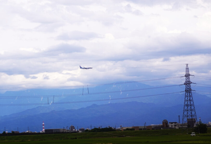 特急ひだ３号の車窓・富山空港に着陸しようとするANA機