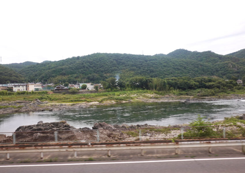 特急ひだ３号の車窓・木曽川