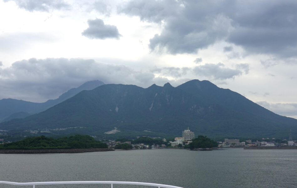 オーシャンアローのデッキから雲仙岳