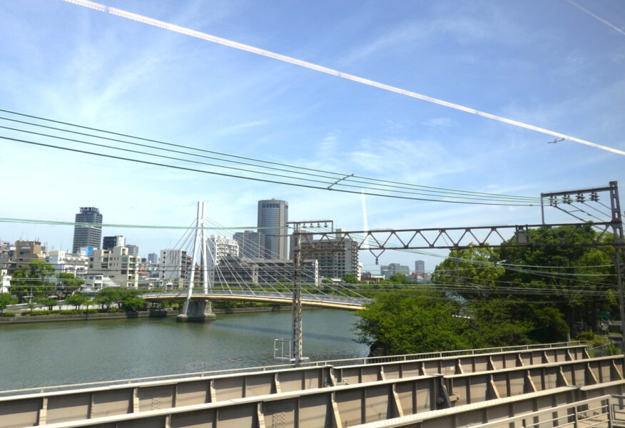 天満橋駅を出発後、地上区間に出る京阪電車８０００系