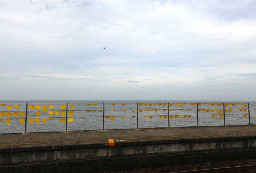 有明海の海風に靡く黄色のハンカチ