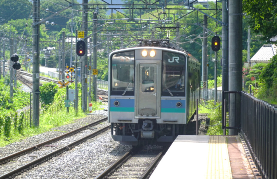 姨捨駅を出発する普通列車