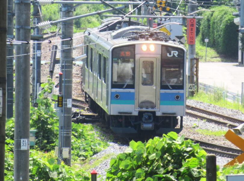 スイッチバック後、長野へ向かう普通列車