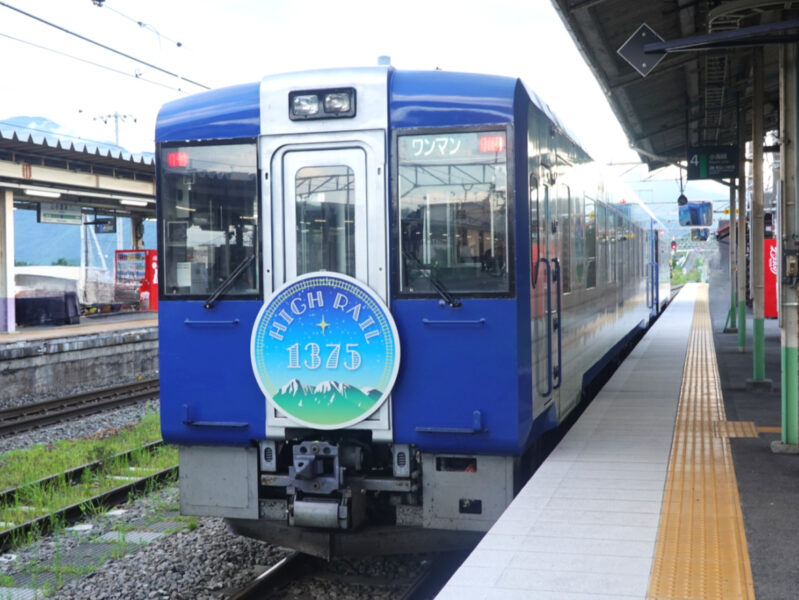 小淵沢駅に到着したＨＩＧＨＲＡＩＬ２号