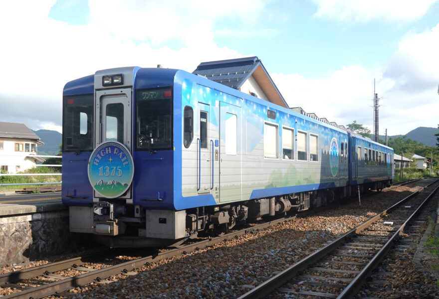 野辺山駅に停車中のＨＩＧＨＲＡＩＬ２号