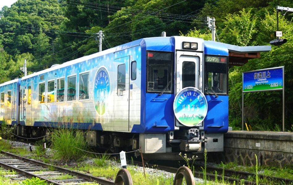 信濃川上駅に停車中のＨＩＧＨＲＡＩＬ２号