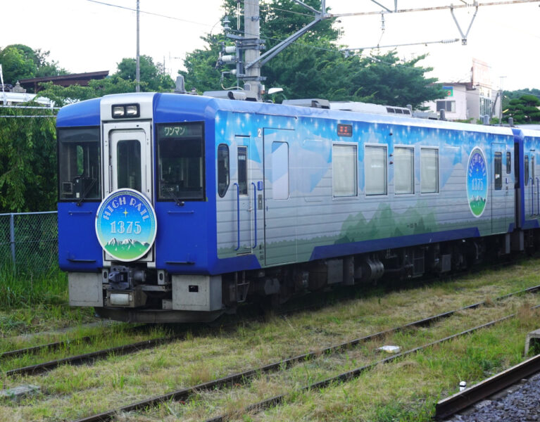 小淵沢駅の側線に入線したＨＩＧＨＲＡＩＬ1375