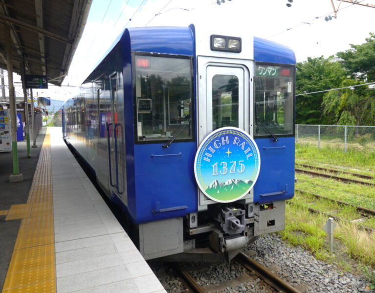 小淵沢駅に停車中のＨＩＲＧＲＡＩＬ１号