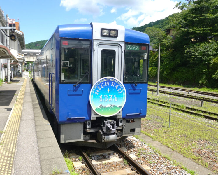 小海駅に出発中のHIGHRAIL1号