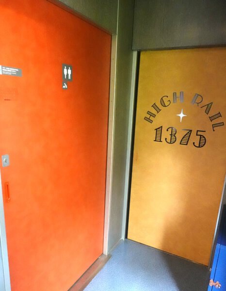 HIGHRAIL-1375・２号車客車扉とトイレ