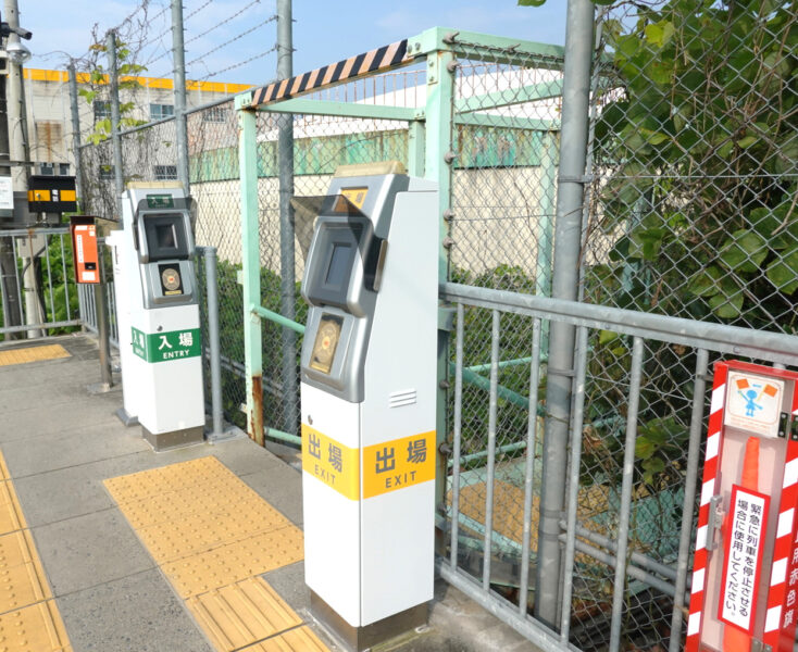 新利府駅ホーム上にあるＩＣカード専用簡易改札機