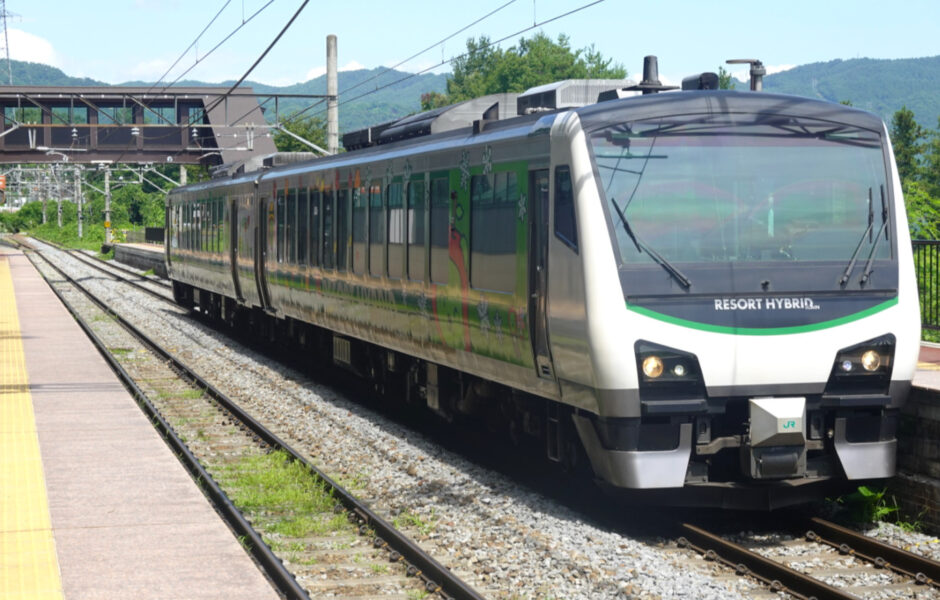 姨捨駅に停車中のリゾートビューふるさと