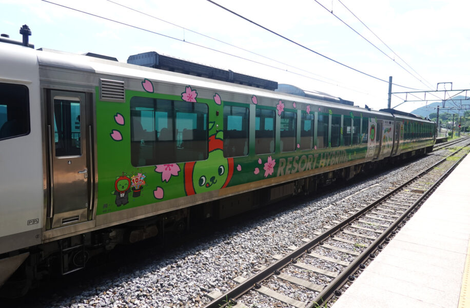 姨捨駅に停車中のリゾートビューふるさと１