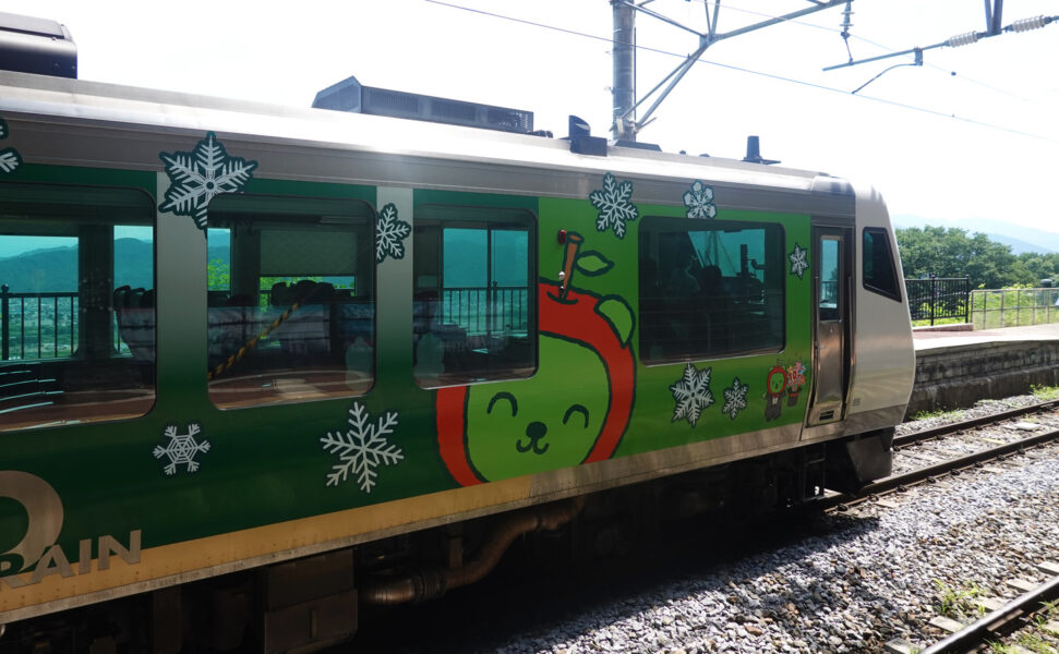 姨捨駅に停車中のリゾートビューふるさと４