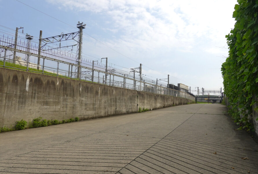 新利府駅前にある新幹線総合車両センター