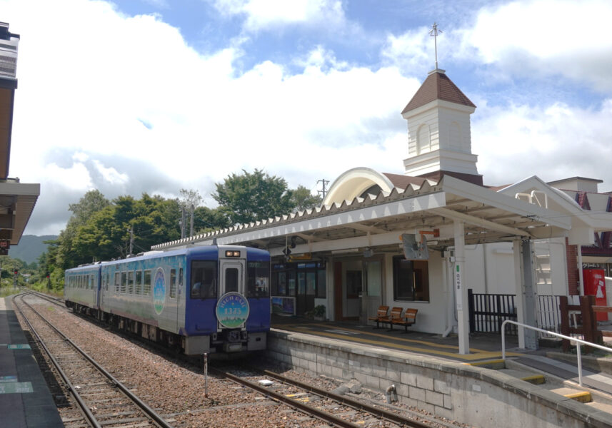 野辺山駅に停車中のＨＩＧＨＲＡＩＬ１号