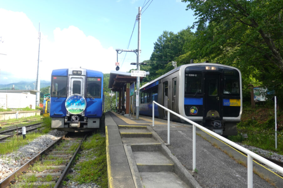 信濃川上駅に停車中のＨＩＧＨＲＡＩＬ２号