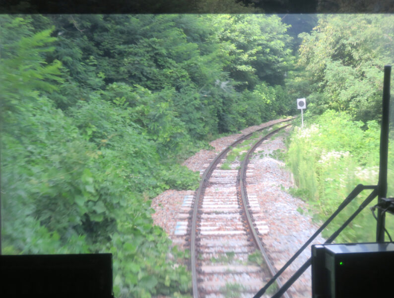 山を登るＨＩＲＨＲＡＩＬ２号（小海⇒信濃川上）