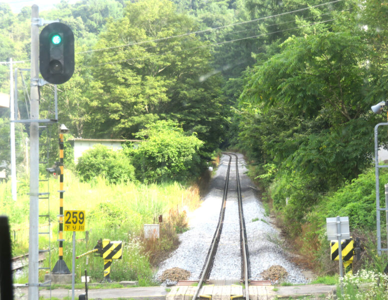 信濃川上駅を出発したＨＩＧＨＲＡＩＬ２号