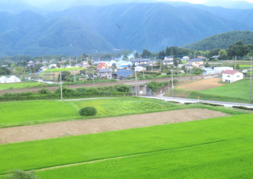 間もなく小淵沢駅に到着するＨＩＧＨＲＡＩＬ２号