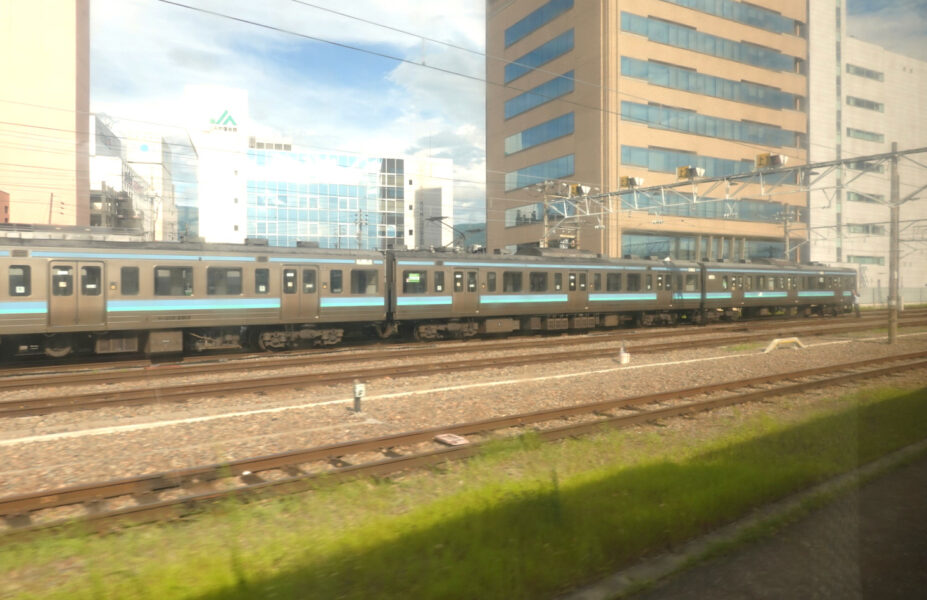 特急しなの１８号の車窓（松本駅出発後）