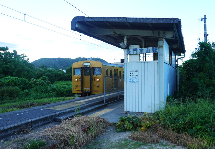 長門本山駅・待合室と停車中の１２３系