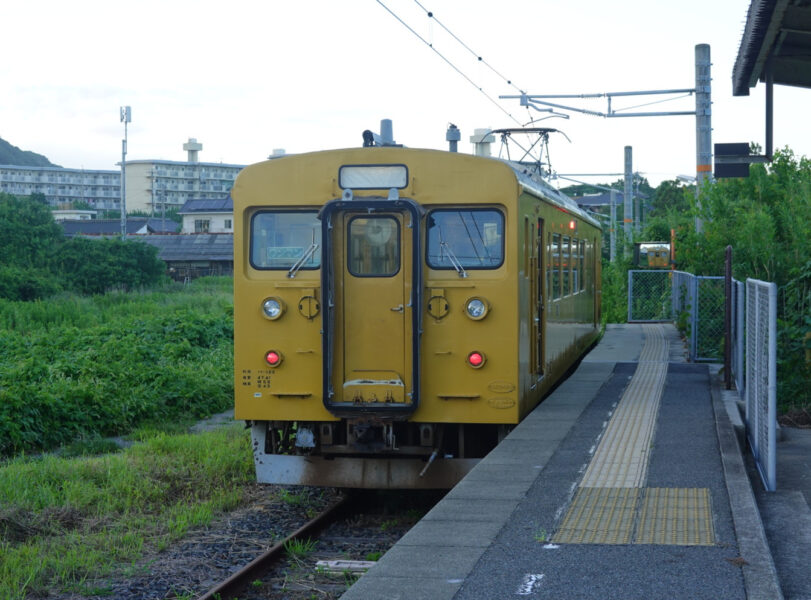 長門本山駅（ホームと１２３系）