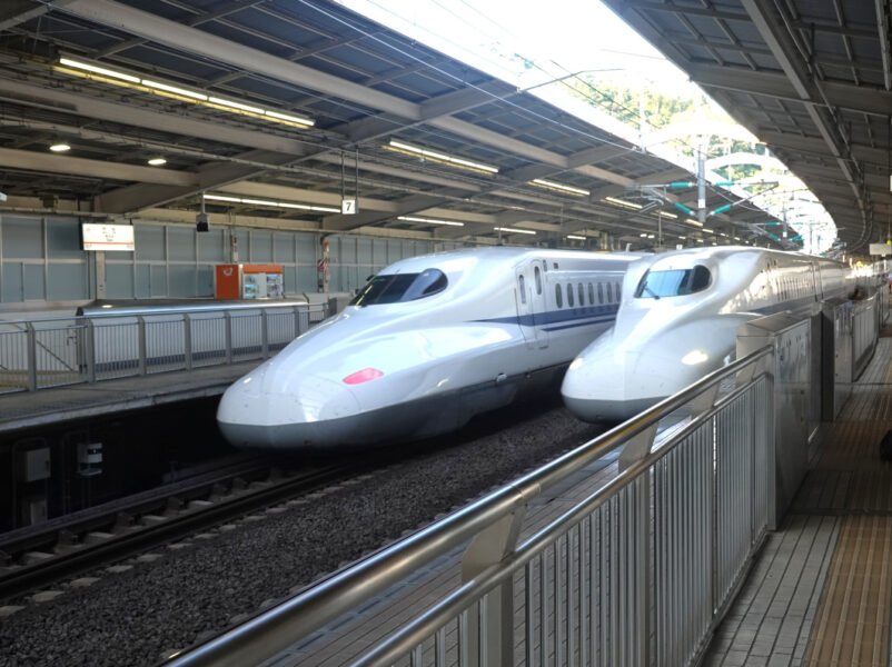 新幹線同士の行き違い（熱海駅）