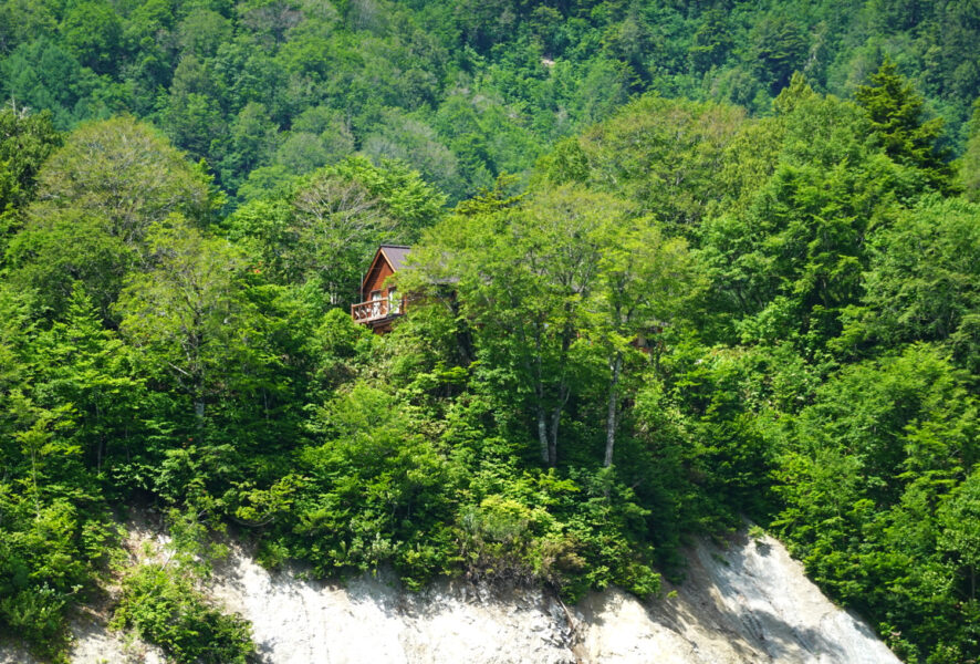 遊覧船から見る平乃小屋