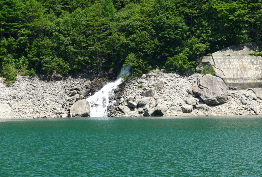 遊覧船から見る小さい滝