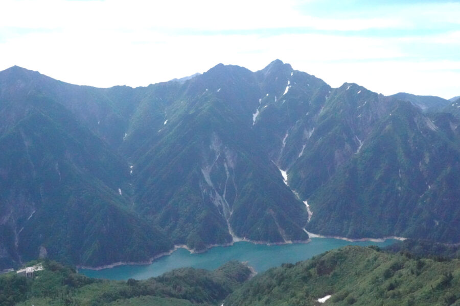 大観峰から見る黒部ダム