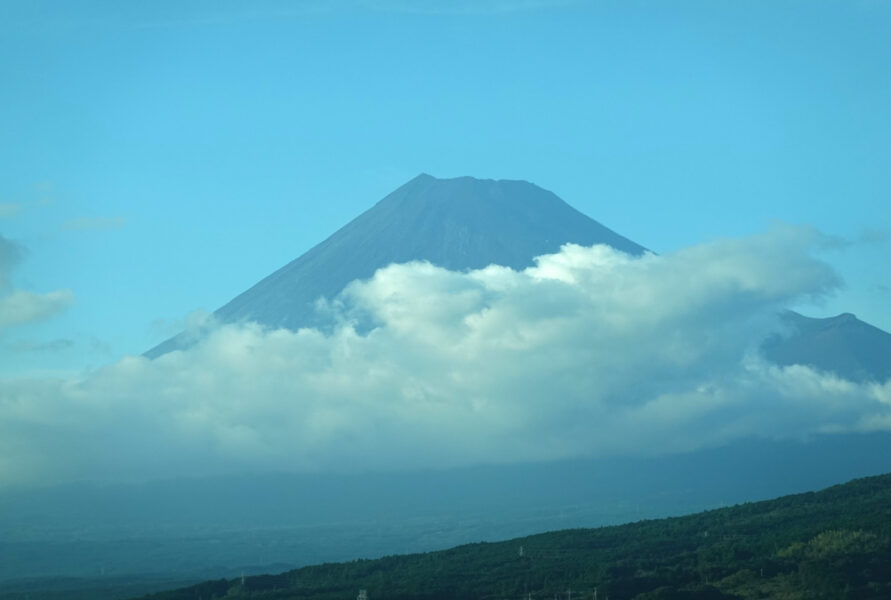 乗車中の新幹線から見る富士山（ひかり５１９号）