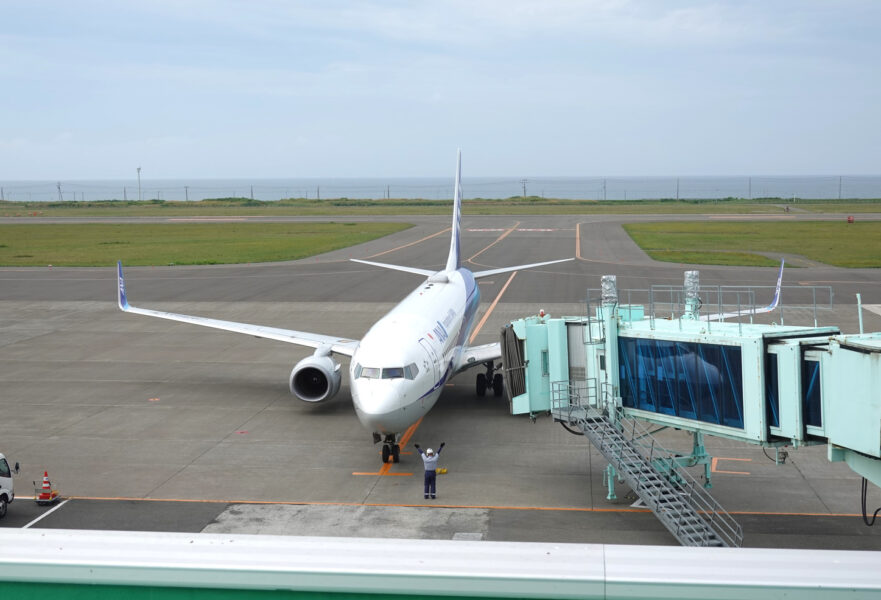 駐機中のＡＮＡ５７３便（Ｂ７３７－８００、稚内空港）