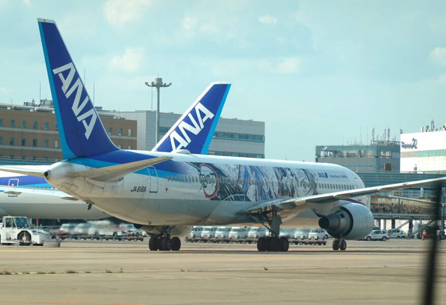 鬼滅の刃塗装のANA767-300ER（羽田空港）