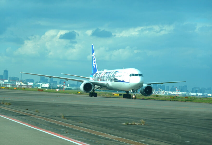 鬼滅の刃塗装のANA767-300ER（羽田空港）