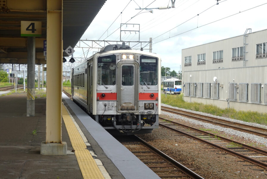 深川駅に到着するキハ５４系