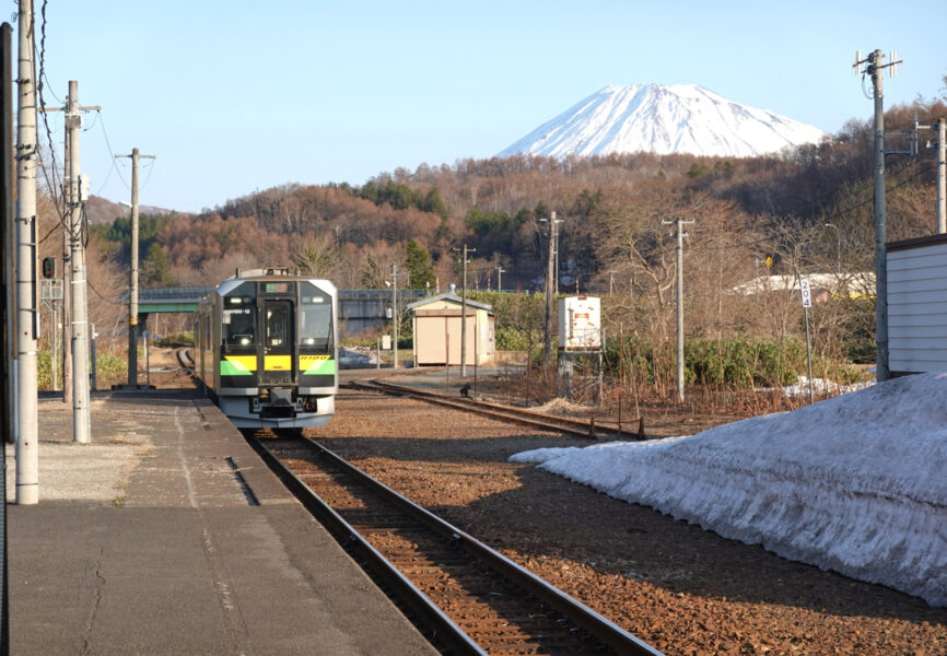 小沢駅に到着する普通列車（Ｈ１００形）