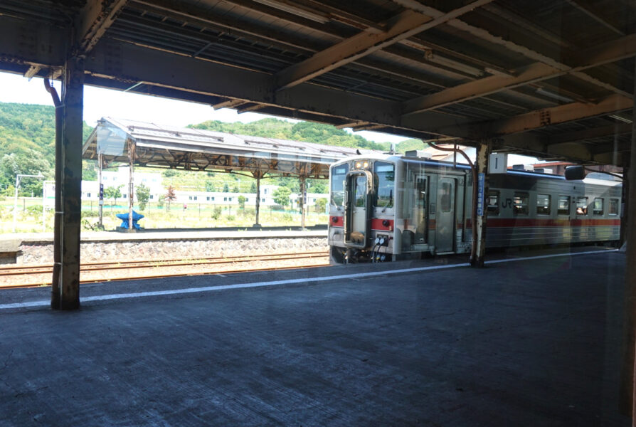 留萌駅に到着する普通列車