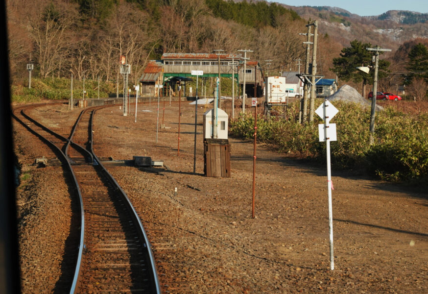 小沢駅（Ｈ１００形車内）