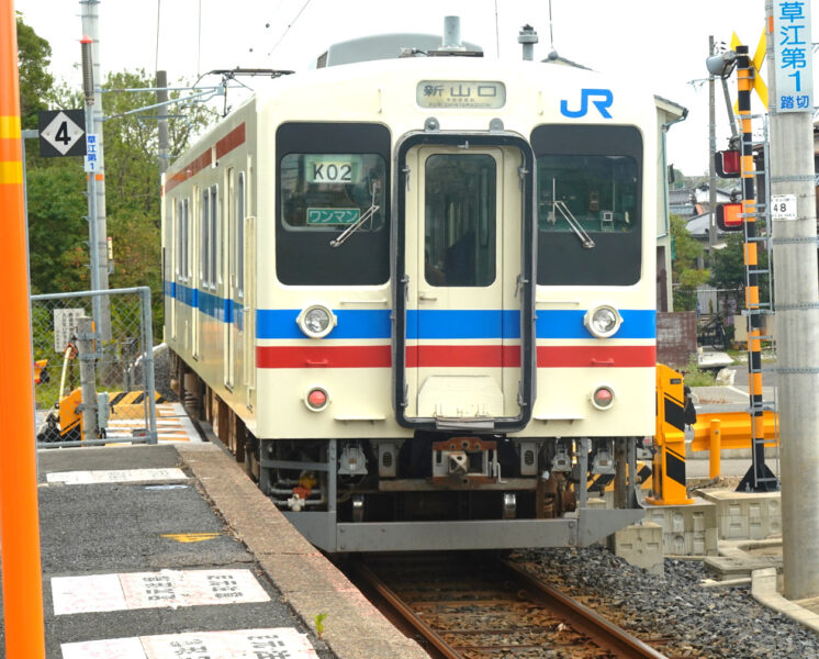 草江駅を出発する１０５系