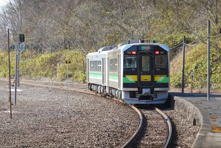 小沢駅を出発するＨ１００形